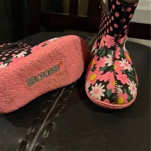 Toddler Bearpaw size 8c , Bogs size 8c .